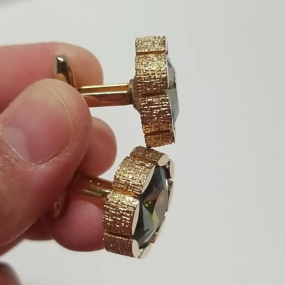 {Hickok} 1960s Mens Vintage Retro Gold Tone Floral Green Gemstone Cuff Links